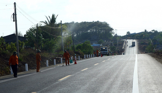 Khắc phục hằn lún vệt bánh xe trên Quốc lộ 1, đường Hồ Chí Minh ảnh 1