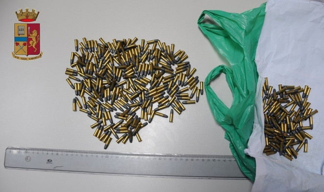 Một tờ báo trào phúng của Italy bị đe dọa bằng 350 viên đạn ảnh 1