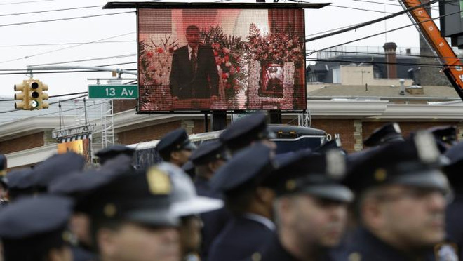 Cảnh sát New York quay lưng với Thị trưởng trong tang lễ đồng nghiệp ảnh 1