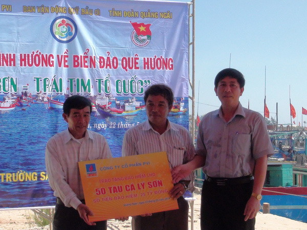 Tặng nhà nhân ái, trao bảo hiểm thân tàu cho ngư dân Lý Sơn ảnh 1