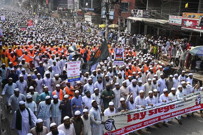 Hàng chục nghìn người biểu tình tuần hành khắp thủ đô Dhaka, Bangladesh, kêu gọi tẩy chay các sản phẩm của Pháp để phản đối quan điểm của Tổng thống Emmanuel Macron bênh vực các tranh biếm họa nhà tiên tri Mohammed. (Ảnh: AFP/TTXVN) Vấn đề Hồi giáo của châu Âu và cuộc thập tự chinh thế tục mới ảnh 1