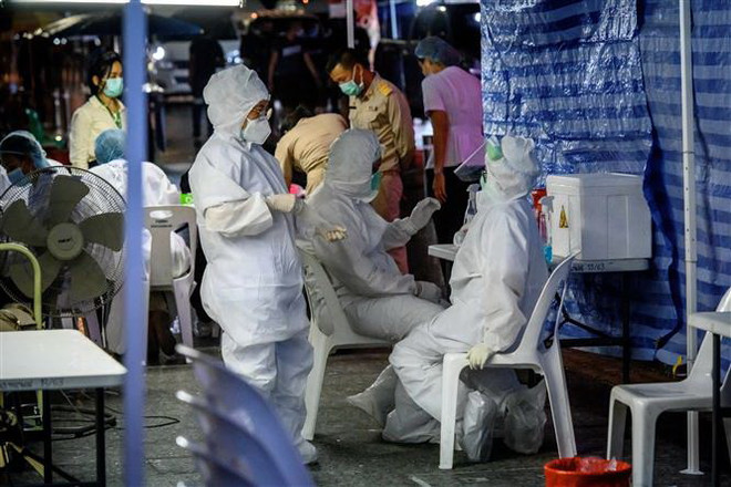Một điểm xét nghiệm COVID-19 trên đường Khao San ở thủ đô Bangkok, Thái Lan. (Ảnh: AFP/TTXVN) WHO: Vắcxin không phải "viên đạn bạc" chống dịch COVID-19 ảnh 2