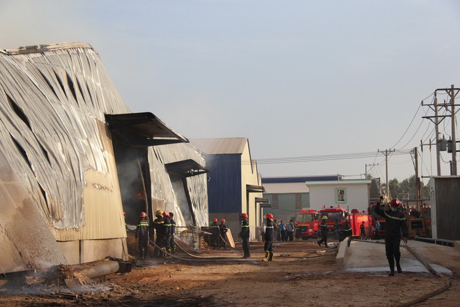 Liên tiếp xảy ra 2 vụ cháy lớn tại các cơ sở sản xuất ở Bình Dương ảnh 4