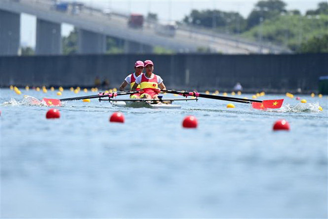Lường Thị Thảo (trước) và Đinh Thị Hảo thi đấu nội dung rowing đôi nữ hạng nhẹ tại Olympic Tokyo 2020 diễn ra ở Nhật Bản, ngày 24/7. (Ảnh: AFP/TTXVN) Đoàn thể thao Việt Nam không thành công ở các môn rowling, judo ảnh 1