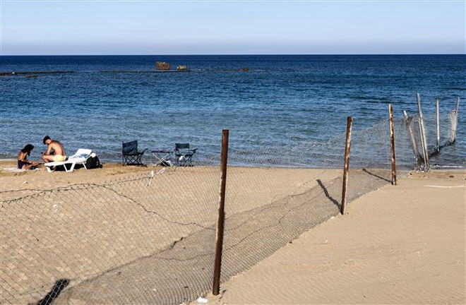 Hàng rào thép gai phong tỏa khu nghỉ dưỡng Varosha ở thị trấn Famagusta, Cộng hòa Cyprus ngày 16/7. (Ảnh: AFP/TTXVN) Hội đồng Bảo an thông qua Tuyên bố Chủ tịch về tình hình Varosha ảnh 1