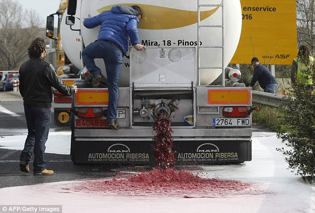 Tây Ban Nha nổi cáu vì nông dân Pháp đập phá xe chở rượu ảnh 1