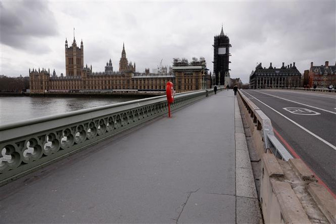 Cảnh vắng lặng trên cây cầu Westminster ở London, Anh trong bối cảnh dịch COVID-19 lây lan mạnh, ngày 18/3/2020. (Ảnh: THX/TTXVN) Nước Anh có thể “đảo ngược” cuộc khủng hoảng COVID-19? ảnh 2