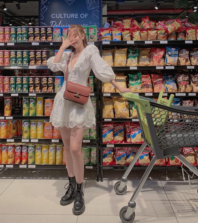 Chi Pu và dàn sao Việt xúng xính áo khoác, cardigan ngày lạnh ảnh 19