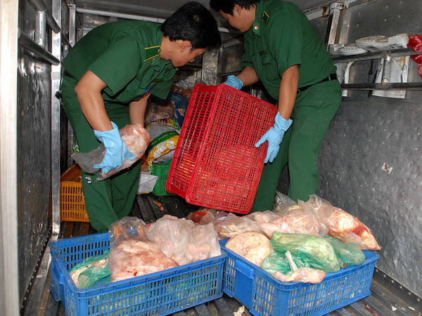 Quảng Bình phát hiện 10 tấn gà đông lạnh không rõ nguồn gốc ảnh 1