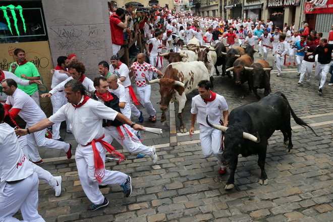Hơn 50 người bị thương trong lễ hội rượt bò San Fermin ở Tây Ban Nha ảnh 1
