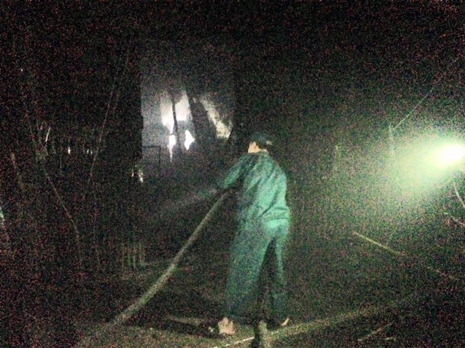 Hỏa hoạn giữa đêm, nhiều kiốt tại chợ Xốm ở Hà Đông bị thiêu rụi ảnh 2