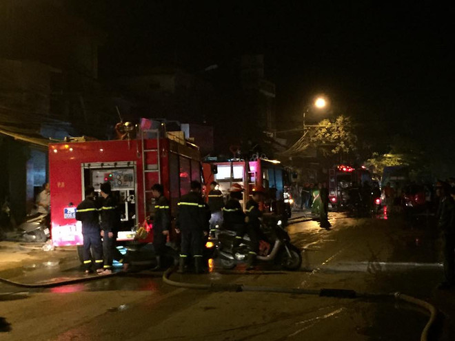 Hỏa hoạn giữa đêm, nhiều kiốt tại chợ Xốm ở Hà Đông bị thiêu rụi ảnh 6