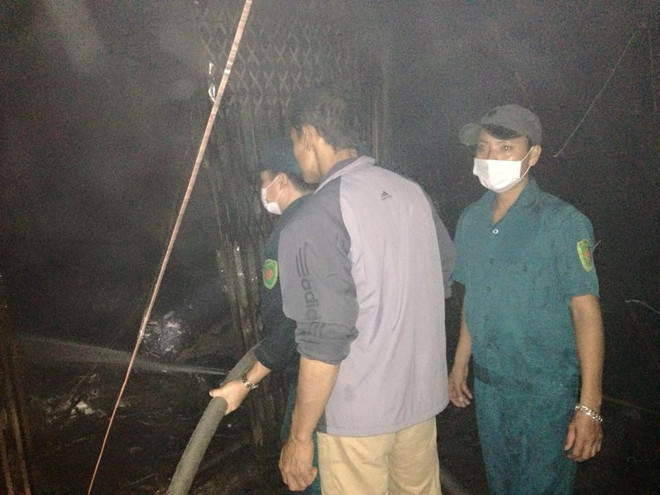 Hỏa hoạn giữa đêm, nhiều kiốt tại chợ Xốm ở Hà Đông bị thiêu rụi ảnh 3