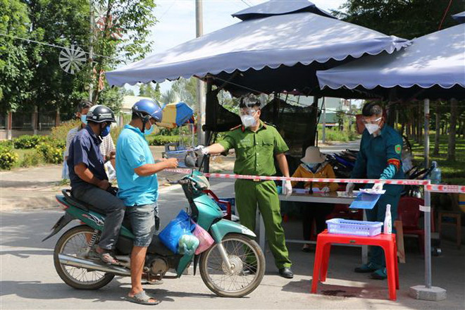 Lực lượng chức năng làm việc tại chốt kiểm soát phòng, chống dịch COVID-19 tại thị trấn Thạnh Hóa, huyện Thạnh Hóa, Long An. (Ảnh: Thanh Bình/TTXVN) Long An không ban hành quy định riêng về thẻ xanh, thẻ vàng ảnh 1