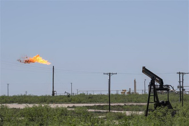 Một cơ sở khai thác dầu và khí đốt gần Odessa, Texas, Mỹ. (Ảnh: AFP/TTXVN) Giá dầu thế giới ổn định sau khi chạm mức cao nhất nhiều tuần ảnh 1