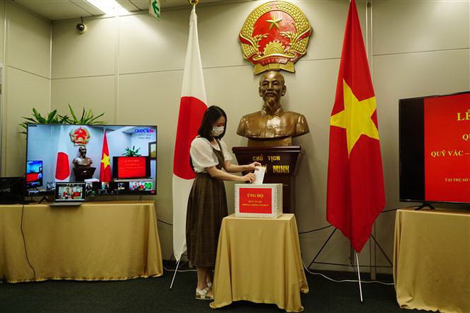Quyên góp ủng hộ Quỹ vaccine phòng, chống COVID-19 tại Tổng Lãnh sự Việt Nam tại Fukuoka. (Ảnh: Thanh Tùng/TTXVN) Tổng Lãnh sự quán Việt Nam tại Fukuoka quyên góp cho Quỹ Vaccine ảnh 1