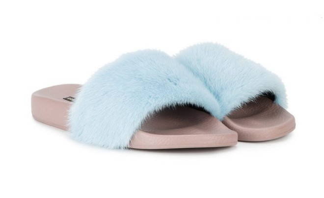 Cùng với “giày ông già”, dép lê tiền triệu cũng gây bão không kém ảnh 9