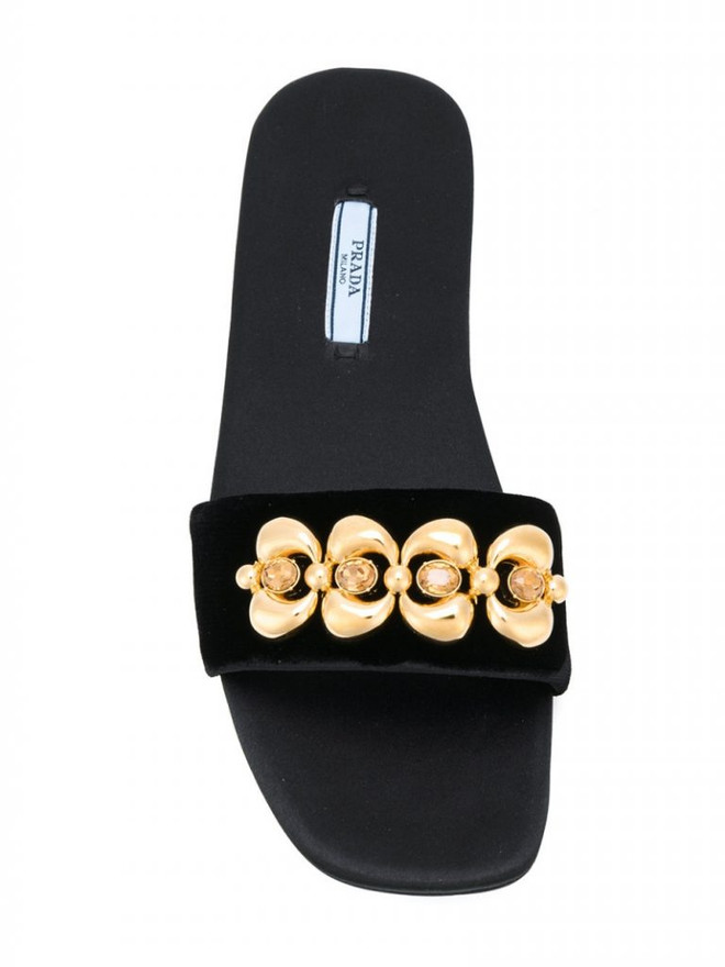 Cùng với “giày ông già”, dép lê tiền triệu cũng gây bão không kém ảnh 14