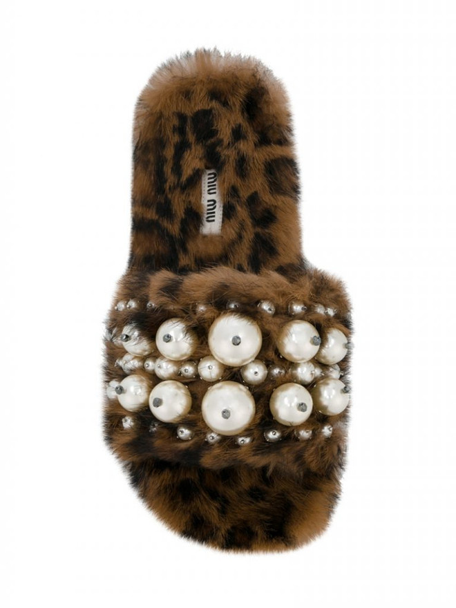 Cùng với “giày ông già”, dép lê tiền triệu cũng gây bão không kém ảnh 15