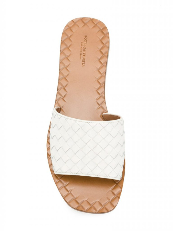 Cùng với “giày ông già”, dép lê tiền triệu cũng gây bão không kém ảnh 13