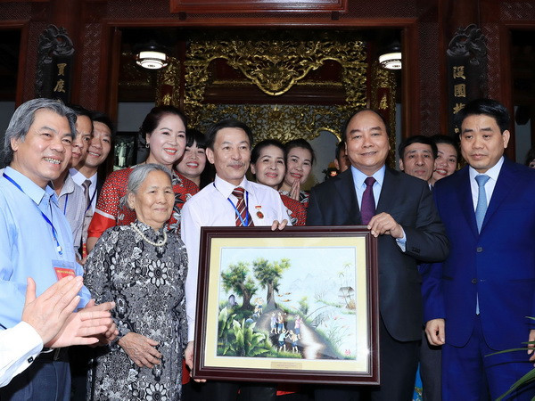 Thủ tướng thăm làng gốm và gặp gỡ các nghệ nhân gốm sứ Bát Tràng ảnh 1