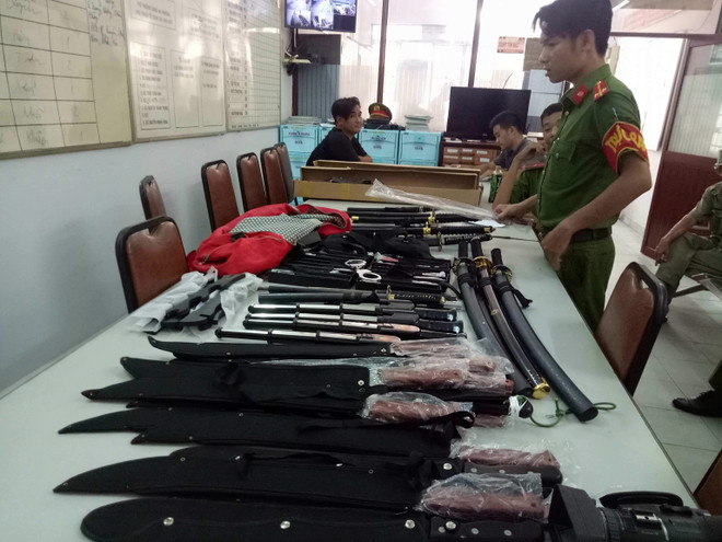 Phá đường dây tàng trữ, mua bán trái phép hung khí, công cụ hỗ trợ ảnh 1