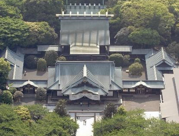 Thủ tướng Nhật Bản Shinzo Abe gửi đồ lễ tới đền Yasukuni ảnh 1