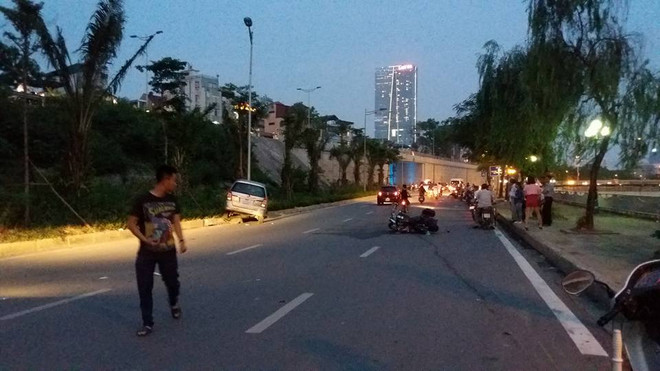 Hà Nội: Bất ngờ mất lái, xế hộp “hạ gục’ nhiều người đi đường ảnh 1