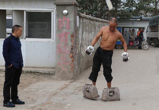 (Nguồn: shanghaiist.com) Đội ximăng tập thể dục, người đàn ông Trung Quốc giảm 30kg ảnh 3
