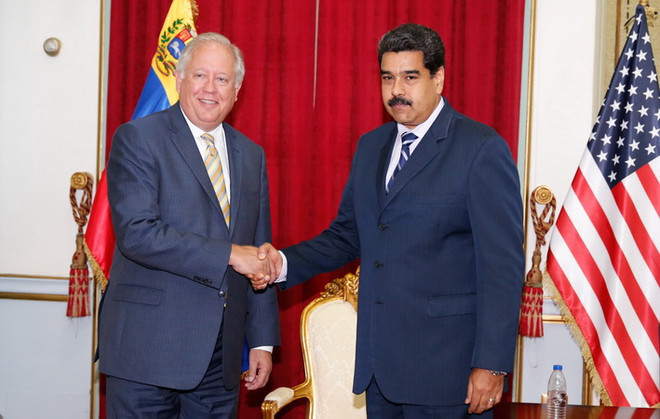 Tổng thống Venezuela (phải) tiếp Thứ trưởng Ngoại giao Mỹ Thomas Shannon. (Nguồn: EPA/TTXVN) Venezuela không chấp nhận ai can thiệp vào công việc nội bộ ảnh 1