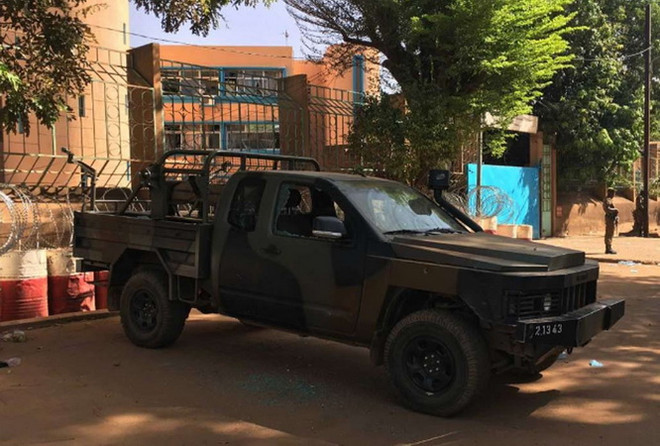 Lực lượng an ninh Burkina Faso gác bên ngoài trụ sở lực lượng vũ trang ở thủ đô Ouagadougou sau vụ tấn công khủng bố. (Nguồn: AP/TTXVN) Một lãnh đạo địa phương Burkina Faso bị sát hại gần nhà riêng ảnh 1