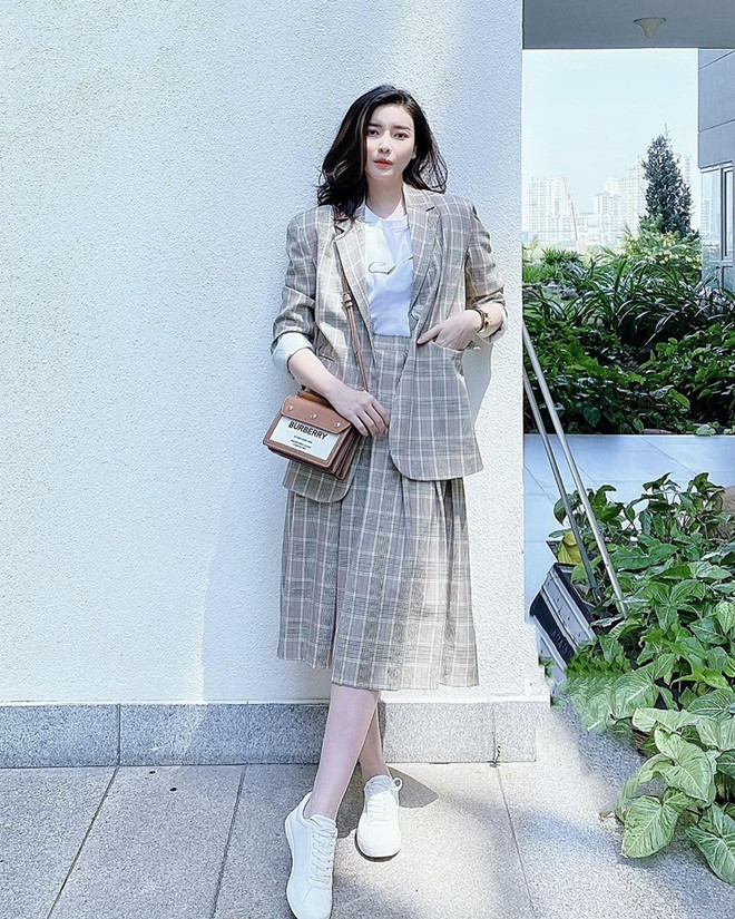 "Say nắng" trước loạt đồ trắng toàn tập của dàn mỹ nhân Việt ảnh 20