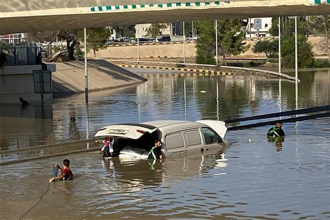 Cảnh ngập lụt sau lũ quét ở thành phố miền Đông Derna, Libya. (Ảnh: AFP/TTXVN) Lũ lụt ở Libya: Hơn 43.000 người phải di dời do thiếu nước sạch ảnh 1