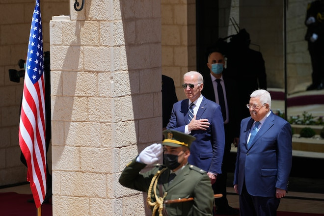 Tổng thống Mỹ Joe Biden và Tổng thống Palestine Mahmoud Abbas. (Nguồn: AP) Mỹ cam kết tài trợ thêm 100 triệu cho cơ sở y tế Palestine ở Jerusalem ảnh 1