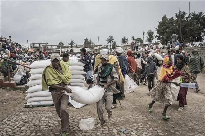 Người dân nhận lương thực cứu trợ tại Gondar, Ethiopia. (Ảnh: AFP/TTXVN) Indonesia cảnh báo 60% số nước kém phát triển có nguy cơ vỡ nợ ảnh 1
