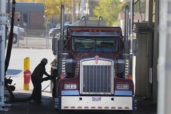 Bơm xăng cho phương tiện tại trạm xăng ở Salt Lake City, Utah (Mỹ). (Ảnh: AFP/TTXVN) Mỹ mong muốn Saudi Arabia và OPEC bơm thêm dầu ảnh 1