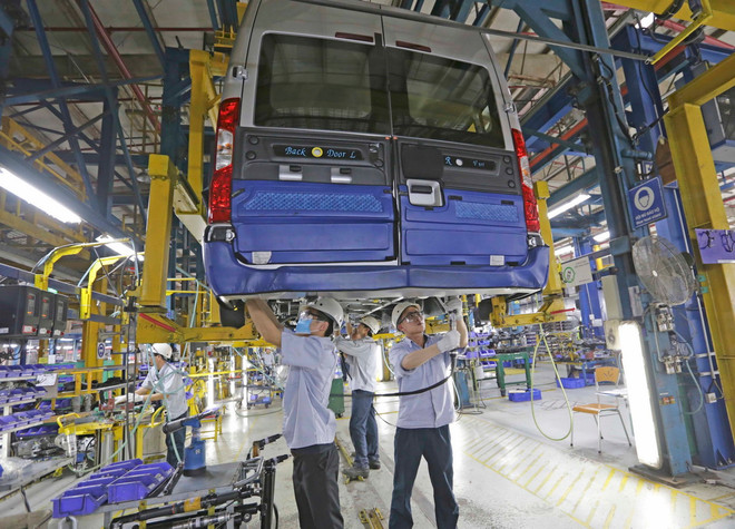 Sản xuất ôtô du lịch tại nhà máy lắp ráp ôtô Ford Hải Dương. (Ảnh: Trần Việt/TTXVN) ttxvn-o to2.jpg