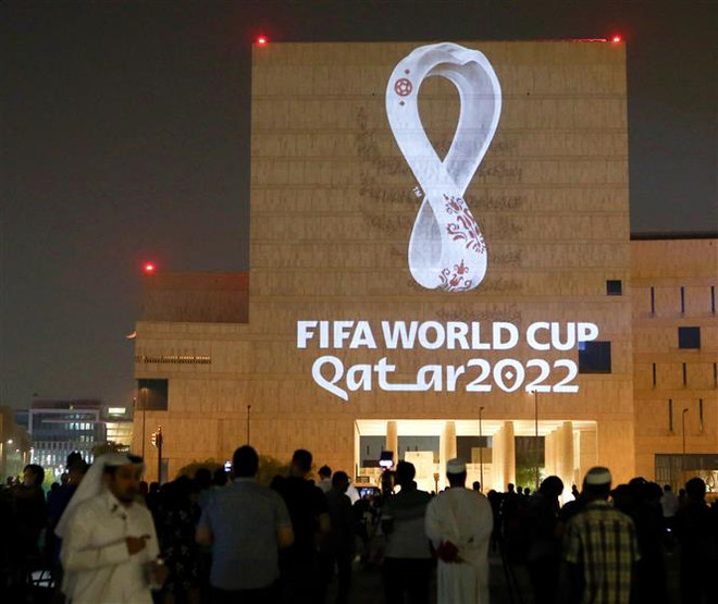 Logo Giải vô địch bóng đá thế giới của FIFA tại một tòa nhà ở Doha, Qatar, nước chủ nhà World Cup 2022. (Ảnh: AFP/TTXVN) FIFA chuẩn bị cho lễ bốc thăm vòng bảng World Cup 2022 ảnh 1