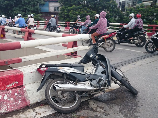 Hà Nội: Đâm vào lan can cầu, lái xe rơi xuống đất từ độ cao 5m ảnh 1