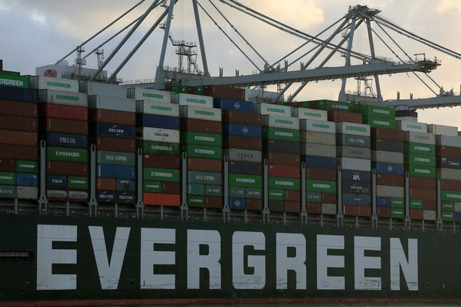 Tàu Ever Given. (Nguồn: Reuters) Tàu Ever Given cập cảng Rotterdam 4 tháng sau vụ mắc kẹt tại kênh Suez ảnh 1