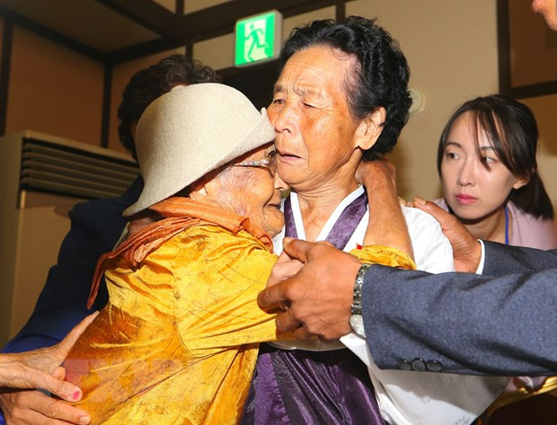Cụ Kang Jung-ok (trái), 100 tuổi, sống ở Hàn Quốc gặp lại em gái Kang Jong Hwa (giữa), 85 tuổi, sống ở Triều Tiên tại cuộc đoàn tụ gia đình ly tán ở núi Kumgang năm 2018. (Ảnh: AFP/TTXVN) Hàn Quốc thúc đẩy sáng kiến đoàn tụ trực tuyến với Triều Tiên ảnh 1