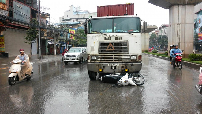 Tạm giữ hình sự tài xế container đâm xe Cảnh sát giao thông ảnh 1