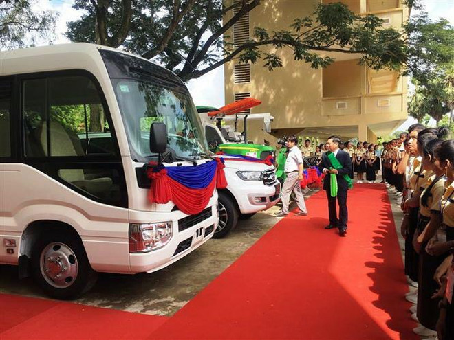 Quà tặng của Nhà nước Việt Nam dành cho ngành giáo dục, đào tạo Campuchia trị giá 1 triệu USD. (Ảnh: Nhóm phóng viên TTXVN tại Campuchia) Tặng quà trị giá 1 triệu USD cho ngành giáo dục Campuchia ảnh 3