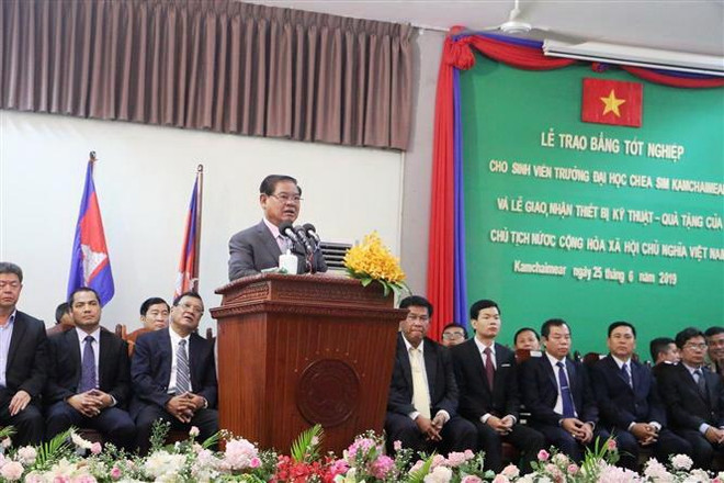 hó Thủ tướng kiêm Bộ trưởng Nội vụ Campuchia Samdech Sar Kheng cảm ơn lãnh đạo Nhà nước Việt Nam luôn quan tâm, hỗ trợ lĩnh vực giáo dục và đào tạo của Campuchia. (Ảnh: Nhóm phóng viên TTXVN tại Campuchia) Tặng quà trị giá 1 triệu USD cho ngành giáo dục Campuchia ảnh 1