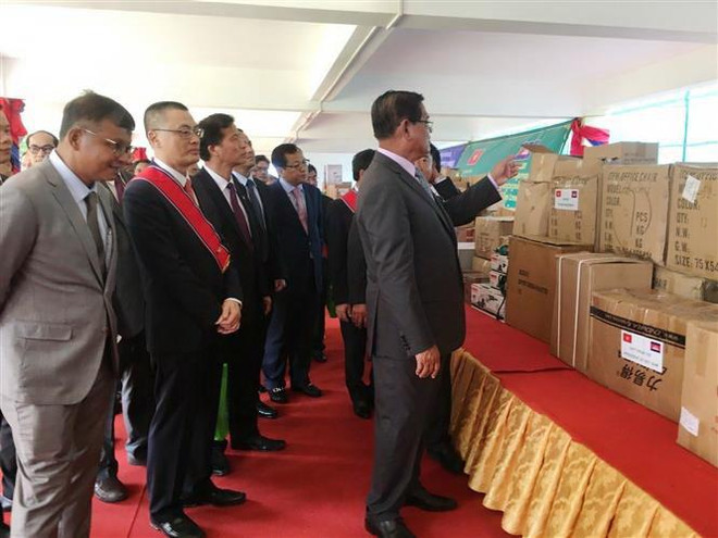 Phó Thủ tướng Samdech Sar Kheng thăm nơi trưng bày quà tặng của Nhà nước Việt Nam. (Ảnh: Nhóm phóng viên TTXVN tại Campuchia) Tặng quà trị giá 1 triệu USD cho ngành giáo dục Campuchia ảnh 2
