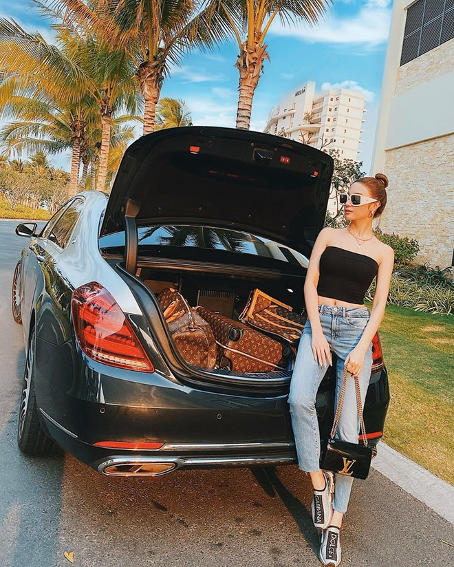 Sắc hồng thống trị phong cách street style tuần qua của dàn sao Việt ảnh 16