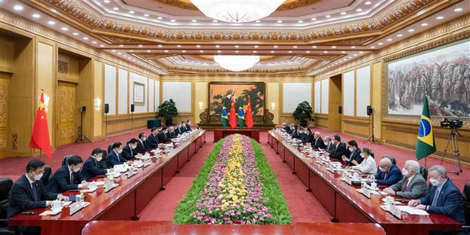 Chủ tịch Trung Quốc Tập Cận Bình và Tổng thống Brazil Luiz Inacio Lula da Silva tại cuộc gặp ở Bắc Kinh, Trung Quốc, ngày 14/4. (Ảnh: THX/TTXVN) Trung Quốc, Brazil tăng cường hợp tác trên nhiều lĩnh vực khác nhau ảnh 1