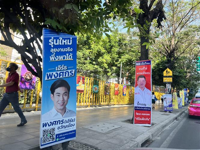 Băngrôn bầu cử trên một đường phố ở thủ đô Bangkok (Thái Lan). (Ảnh: Đỗ Sinh/TTXVN) Thái Lan thưởng hơn 29.000 USD cho người cấp tin về gian lận bầu cử ảnh 1