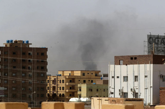 Khói bốc lên tại Khartoum ngày 15/4. (Nguồn: Getty Images) Quân đội Sudan tấn công doanh trại của lực lượng bán quân sự chính ảnh 1