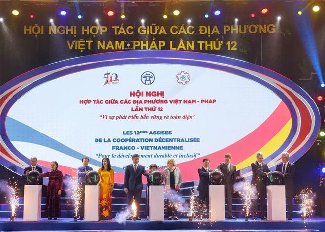 Các đại biểu thực hiện nghi thức ấn nút khai mạc chương trình. (Ảnh: Tuấn Đức/TTXVN) Khai mạc không gian “Sắc màu Việt Nam” và Lễ hội “Dạo chơi nước Pháp” ảnh 1